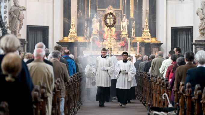 Pfingstbotschaft: Kirchen RufenzuverSständigungundzuhörenauf | Hessenschau.de

