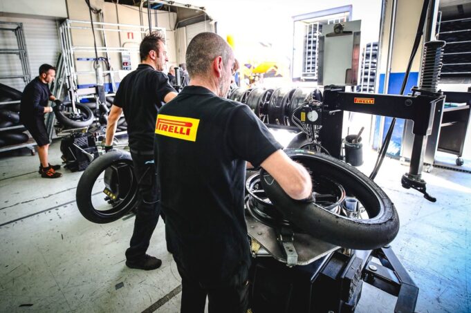 Pirelli führt seinen ersten MotoGP -Test in Misano mit Testfahrern und 