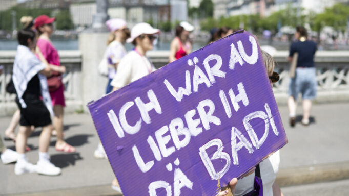 Rund Zehntauend Teilnehmernen in Frauendemo in Zürich

