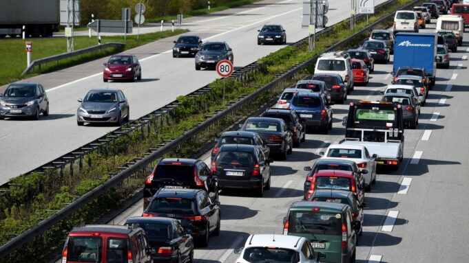 SCHÜLER KOLLABINENIM UREIBUS BEI STAU AUF A3 | Hessenschau.de

