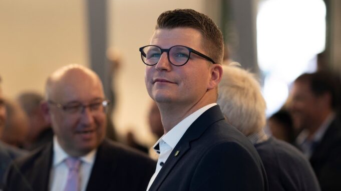 SVP-NationalRat Mike Egger Schnupft Tabak


