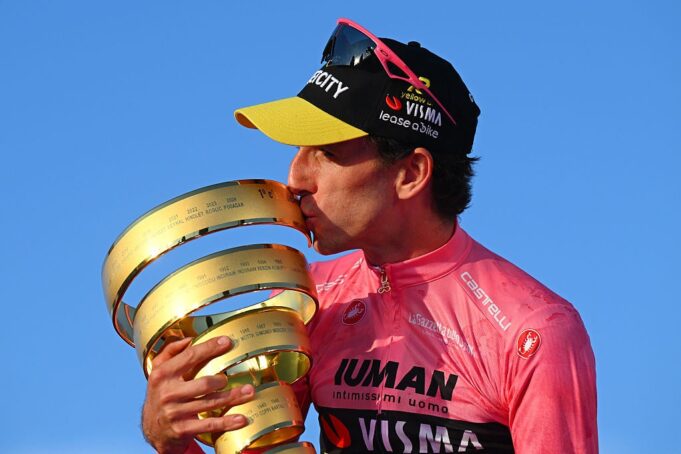 Simon Yates gewinnt Giro d'Italia nach einer atemberaubenden Umkehrung

