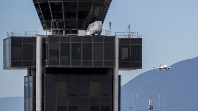 Skyguide ReduzerTvororGlichanflügeama Flughafen Genf

