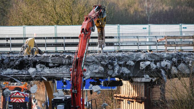 Sperrung der A1wegenbrückenbauer Zwei

