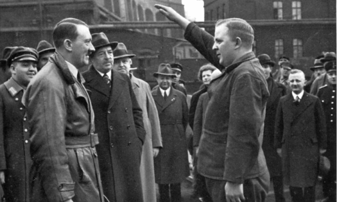 Hitler grüsst Arbeiter