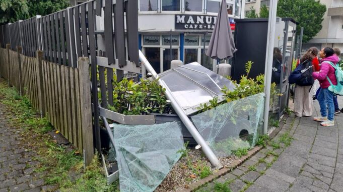 Tesla Kracht von Friedberg Cafe - Fahrer FliehtzufUt | Hessenschau.de

