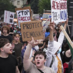 Trump Bekommt Militärarade - und massiver Proteste
