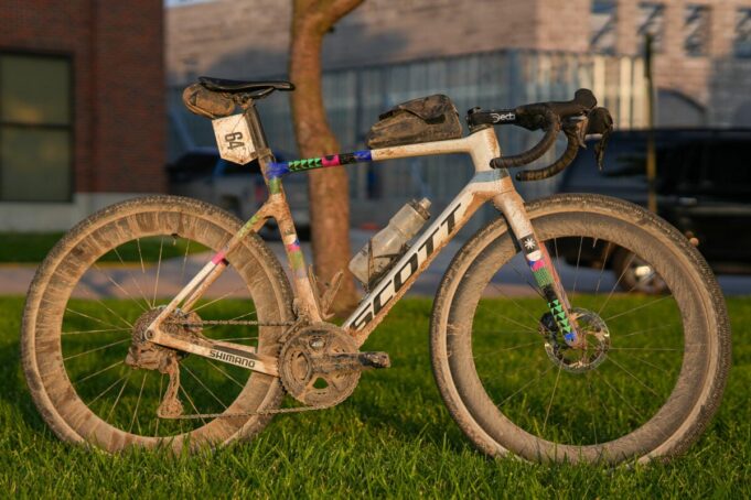 Ungebundener Fahrradscheck: Elite -Männer -200 -Champion Cameron Jones 'Scott Addict Kies

