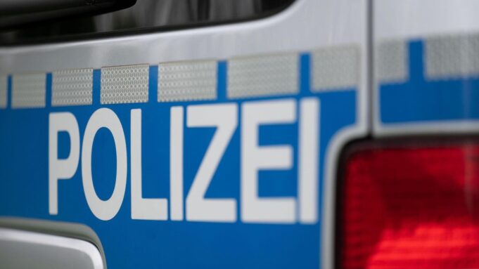 Untelenes Team Schlägt und Tritt auf 40-Jähriigenein

