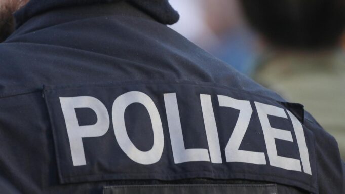 Womöglichs Anti-Krebs-Motivation: Meser Bedroht, MIT, Berlin

