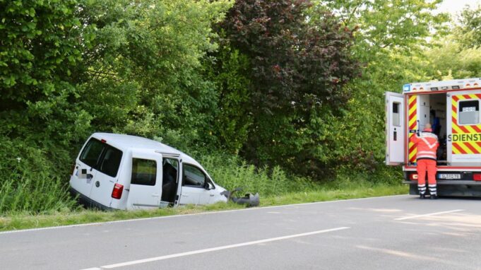 Zwische Böel und Brebel abbrechen: Volkswagen Landet im Straßengraben

