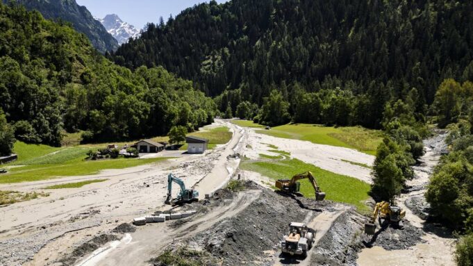 en valais, une lave torrentielle coupel'Accèsau village de lourtier et au fond du val du de de de de de de de de de

