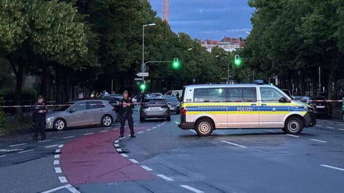 polizeischißttbewaffnet - frau stirbt in klinik

