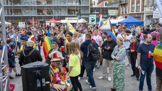 2.000 Menschen Feiern Beim CSD in Fulda -Zwischenfall bei Gegeemo | Hessenschau.de

