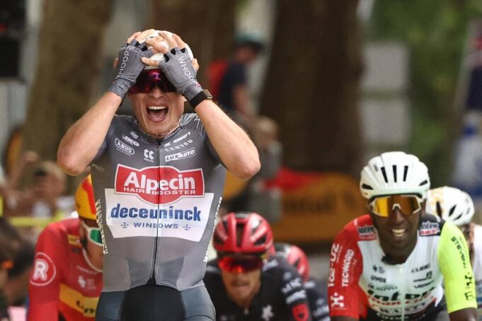 AU Tour de France, Le Sprinter Jasper Philipsen en Maillot Jaune… usw.

