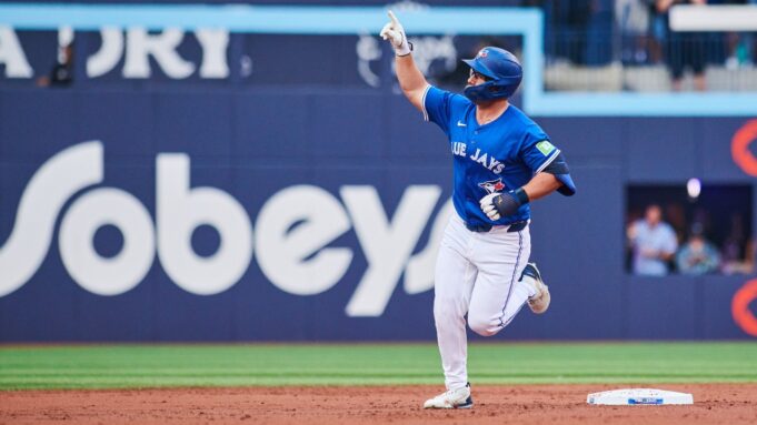 Blue Jays betreten Al Easts führende Anteil mit einer verrückten Niederlage von Yankees

