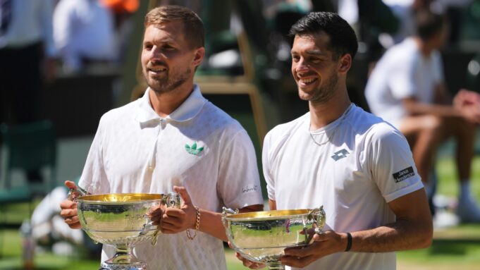 Cash, Glaspo wurde das erste britische Duo seit 1936 und gewann Wimbledon Männer -Tag -Team -Meisterschaft

