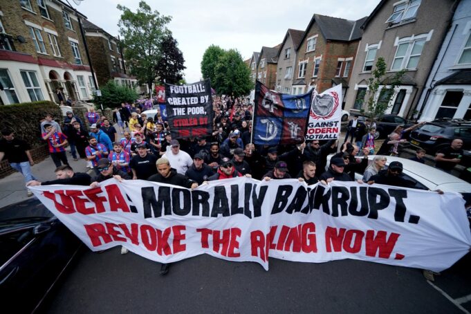 Crystal Palace -Fans protestieren gegen die Europa League -Abstieg

