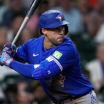 Der Springer von Blue Jays verlässt nach dem Kollieren mit Yankees auf der dritten Basisrutsche