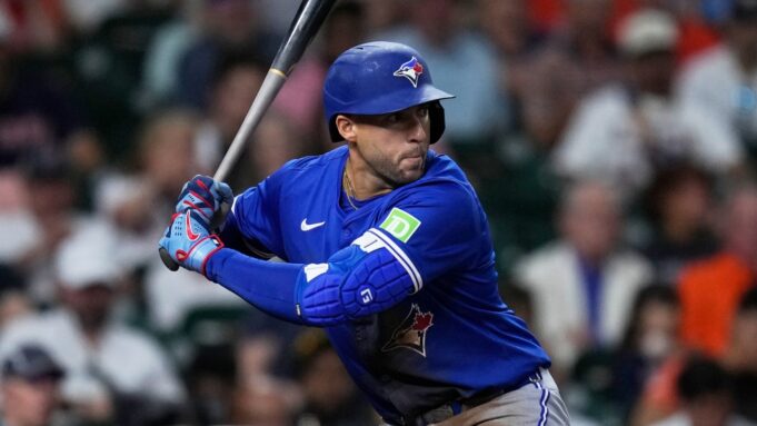 Der Springer von Blue Jays verlässt nach dem Kollieren mit Yankees auf der dritten Basisrutsche


