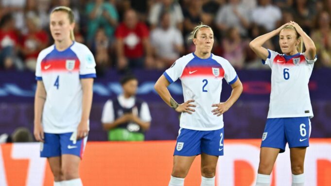 Der Titelverteidiger England gerät in tiefe frühe Schwierigkeiten, nachdem er 2025 aus Frankreich gelaufen ist

