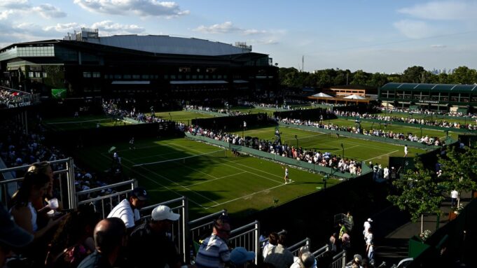 Der ehemalige Tennessee -Tennisspieler tritt in die zweite Runde von Wimbledon ein

