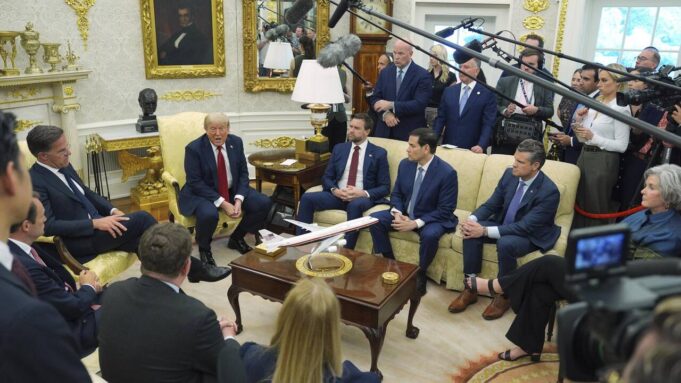 Derrièrele Revirement de Donald Trump Sur L'ukraine, La Addistation d'Préidentet undélaide 50 Jours Jugé Trop Long

