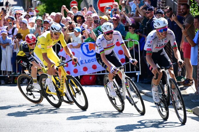 Die VAE demonstriert ein starkes Team, das für den Sieg der Tour de France Stufe 4 fährt

