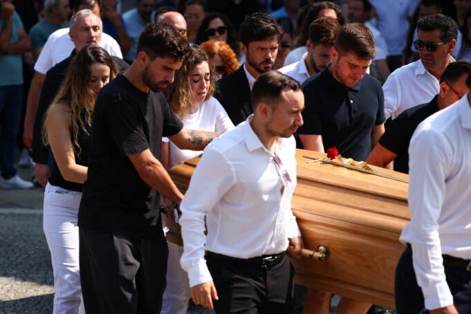 Die verärgerte Familie von Diogo Jota schließt sich dem Football -Star am Beerdigungstag nach Autounfall an

