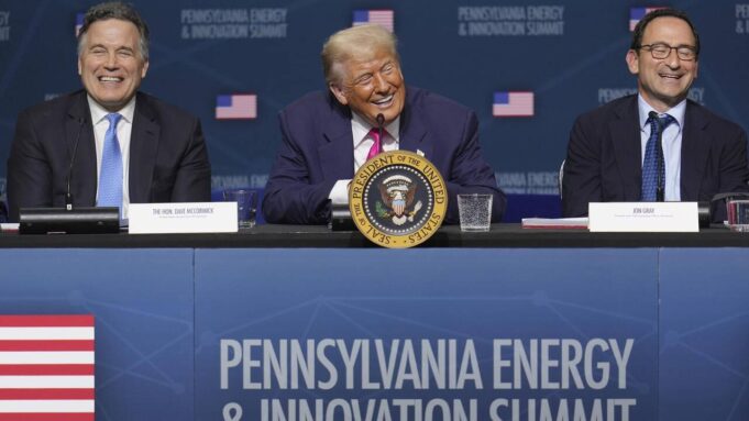 Donald Trumpdévoiledes Investitionen gießen den Aimementer L'Ia enélectricité

