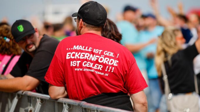 Eckernförde Ahoi! Sterbe Bilder von der Malle Party Am Strand


