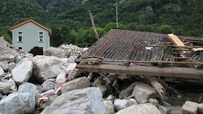 Ein Jahr Nach dem Murgang: Lostallo -Pflanze Schutzmauer für


