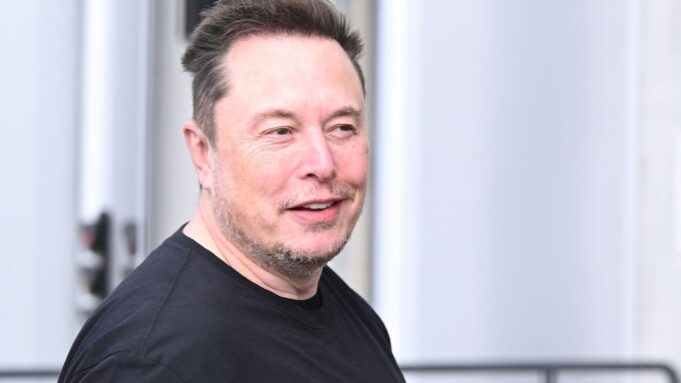 Elon Musk Mitternraschenderankünderdigung

