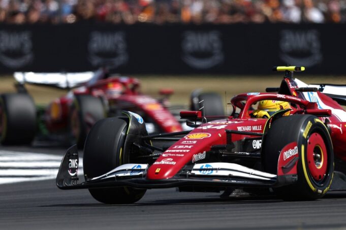Familienheld Lewis Hamilton übt zum ersten Mal bei Silverstone


