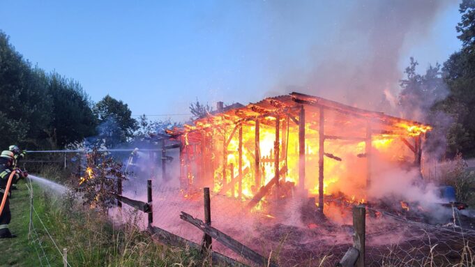 Gartenhütte in Flammen Aufggangen Hessenschau.de

