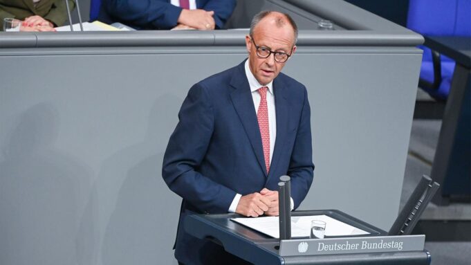 General: Merz Wehrt sich und Wirbtfür Zuvericht

