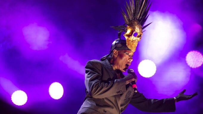 Grace Jones et ysult au Montreux, Le Corps Commy Arme

