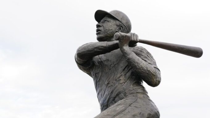 Hank Aarons Vermächtnis bringt ehemalige schwarze Baseballspieler zusammen - und Landschaft

