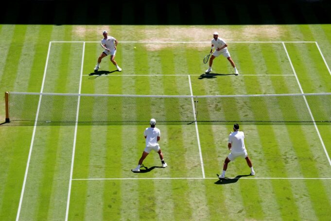 Julian Cash und Lloyd GlaSpool Champion Historic Wimbledon Herren -Doppel -Titel

