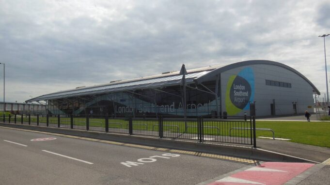 L'Aéroport London Londoner Senden Sie Arnes Fremit (Annonce SA FermetureAprès)

