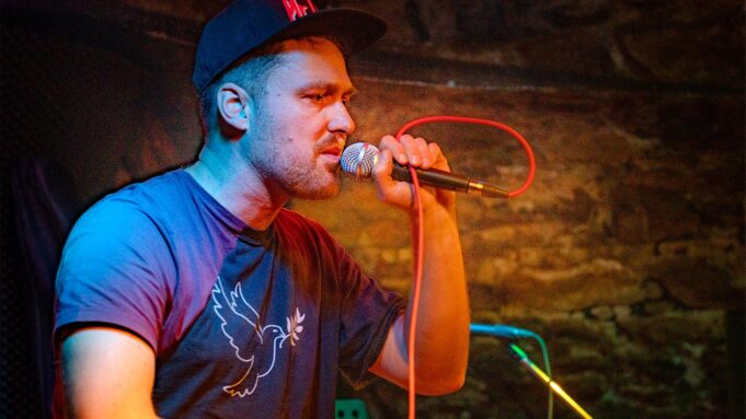 Lehrplan Mal Anders: Wie ein Marburger Lehrer mit Rap Deutschunterricht Neu Erfindet | Hessenschau.de

