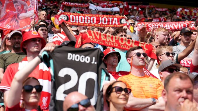 Liverpooler Spieler, Fans würdigen Jota seit dem Tod des Stürmers


