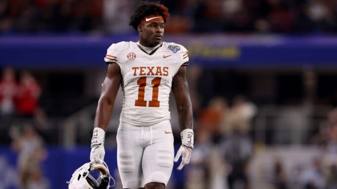 Longhorns Edge Colin Simmons wählt eine neue, einzigartige Trikotennummer aus

