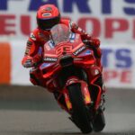 Marc Marquez spaziert zum nassen Pol, während der Konkurrent kämpft