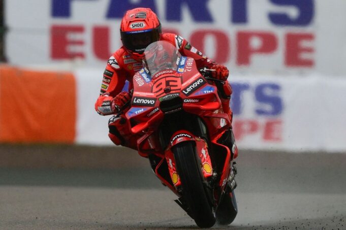 Marc Marquez spaziert zum nassen Pol, während der Konkurrent kämpft

