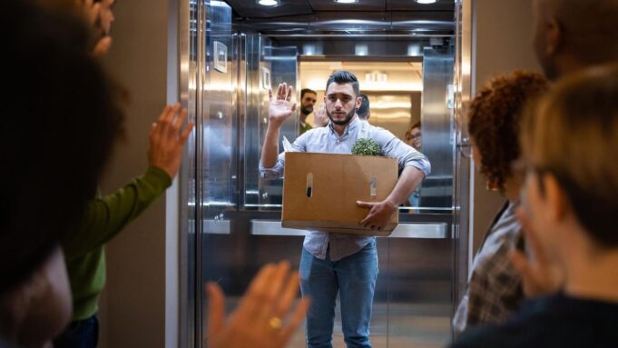 Massenentlassungen ein Mietryium - 1300 MitarBeiter Verrierer Jobs


