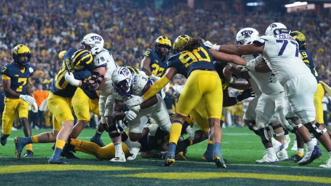 Michigan sagt, Connor Stalions habe eine Waffe in Sonny Dykes abgefeuert, 