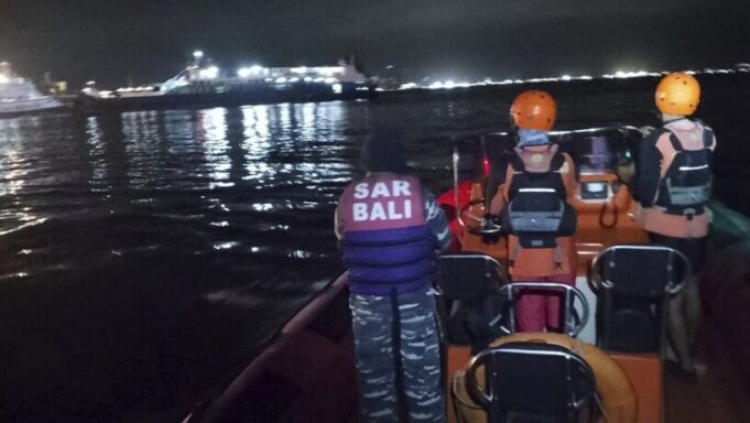 Mindistens 61 Vermisstenachfährunglücknahe der Insel Bali

