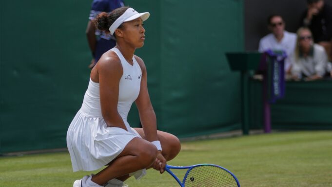 Naomi Osaka fällt in Wimbledon um 3 um 3


