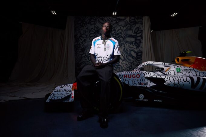 Rennbullen traf Nigeria - Britischer Künstler Slawn, legt die dickste Uniform im britischen GP nieder

